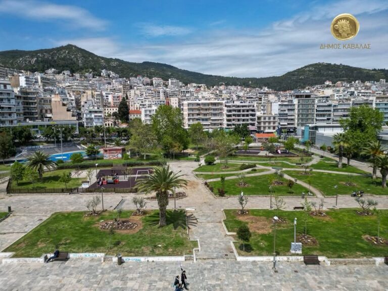 Φύτευση-μεγάλων-δέντρων-και-τοποθέτηση-φυτών-στο-πάρκο-Φαλήρου