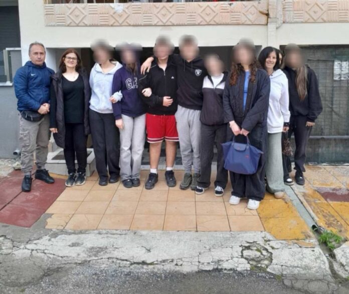 Μαθητές-του-Γυμνασίου-Περάμου-δίπλα-στους-ηλικιωμένους-μέσα-από-δράση-κοινωνικής-προσφοράς Μαθητές-του-Γυμνασίου-Περάμου-δίπλα-στους-ηλικιωμένους-μέσα-από-δράση-κοινωνικής-προσφοράς