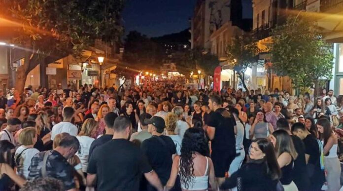 Πλημμύρισε-από-κόσμο-η-Λευκή-Νύχτα-στην-Καβάλα