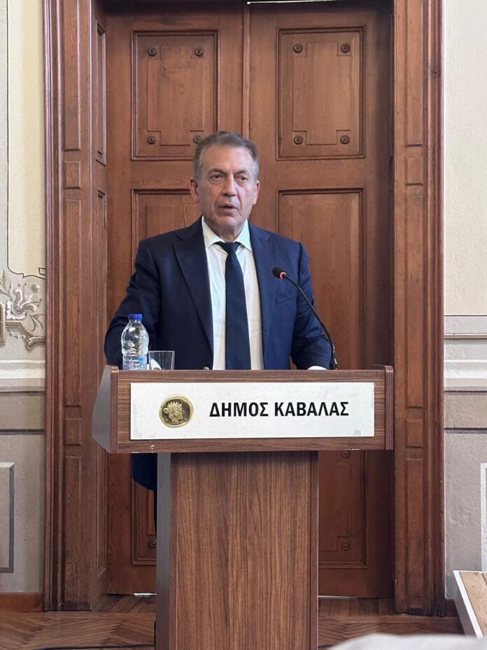 Μακάριος:-Αποκτά-κερκίδα-με-στέγαστρο-το-γήπεδο-της-Νέας-Περάμου-–-Χρηματοδότηση-397.000-ευρώ