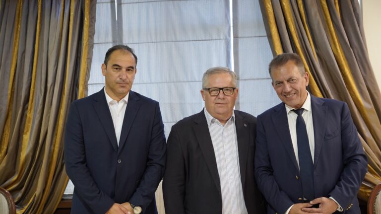 Στην-ΠΕ-Καβάλας-ο-Υπουργός-Γιάννης-Βρούτσης-με-Ολυμπιονίκες-και-κορυφαίους-αθλητές-«Έργα-28,5-εκατ.-ευρώ-για-τις-αθλητικές-υποδομές-της-Καβάλας-–-Στο-τέλος-του-2027-η-εικόνα-θα-είναι-ασύγκριτα-καλύτερη»