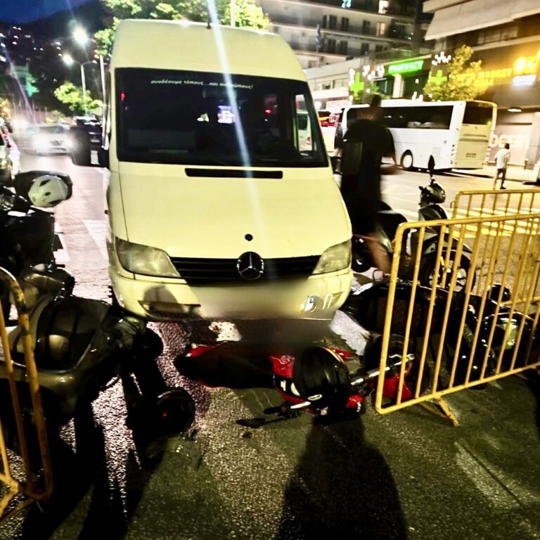 Λεωφορείο-κύλησε-χωρίς-οδηγό-στην-παραλία-της-Καβάλας-–-Έπεσε-πάνω-σε-σταθμευμένες-μοτοσικλέτες