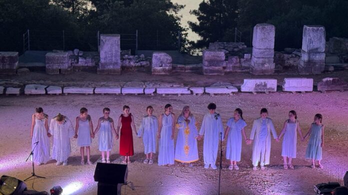 Το-Αρχαίο-Θέατρο-Θάσου-γέμισε-ζωή-από-τους-νέους-του-νησιού-–-Συγχαρητήρια-και-ευχαριστίες-μετά-τη-συγκινητική-παράσταση