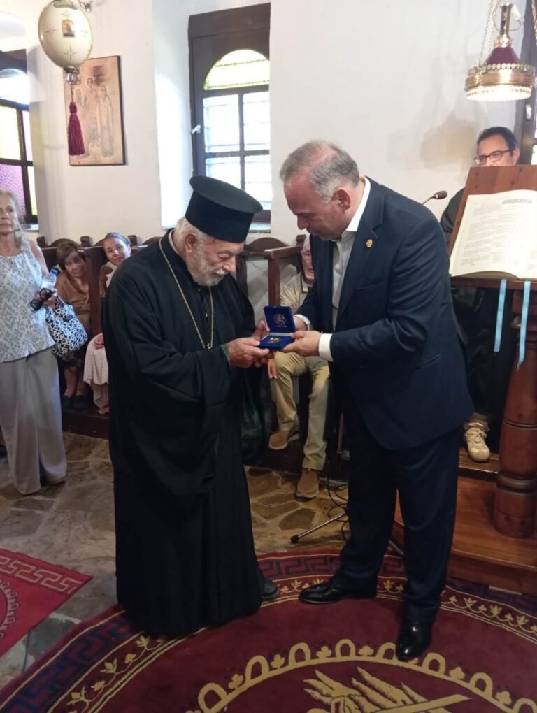 Τιμητική-διάκριση-του-πατέρα-Δημητρίου-Τυρολόγου-από-τον-Δήμο-Θάσου-για-την-πολυετή-προσφορά-του