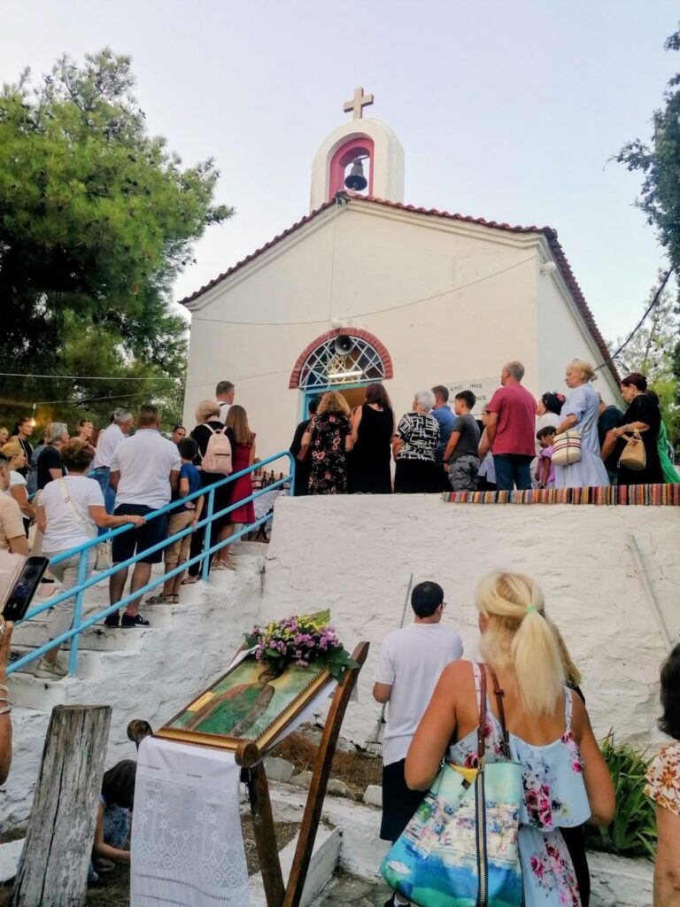 Γιατί-κάθε-χρόνο-οι-Καβαλιώτες-ανεβαίνουν-στο-γραφικό-εκκλησάκι-του-Αγίου-Παντελεήμονα;