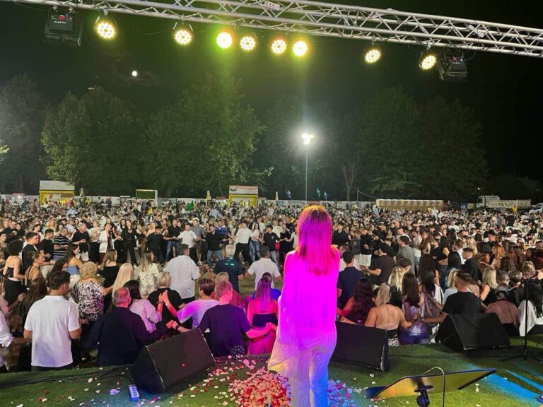 Βούλιαξε»-το-γήπεδο-Πηγών-–-Ιστορική-βραδιά-με-τη-Γιώτα-Γρίβα