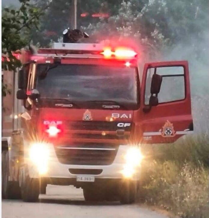 Άμεση-επέμβαση-της-Πυροσβεστικής-σε-φωτιά-στην-εκκλησία-του-Αγιάσματος-–-Περιορισμένες-ζημιές