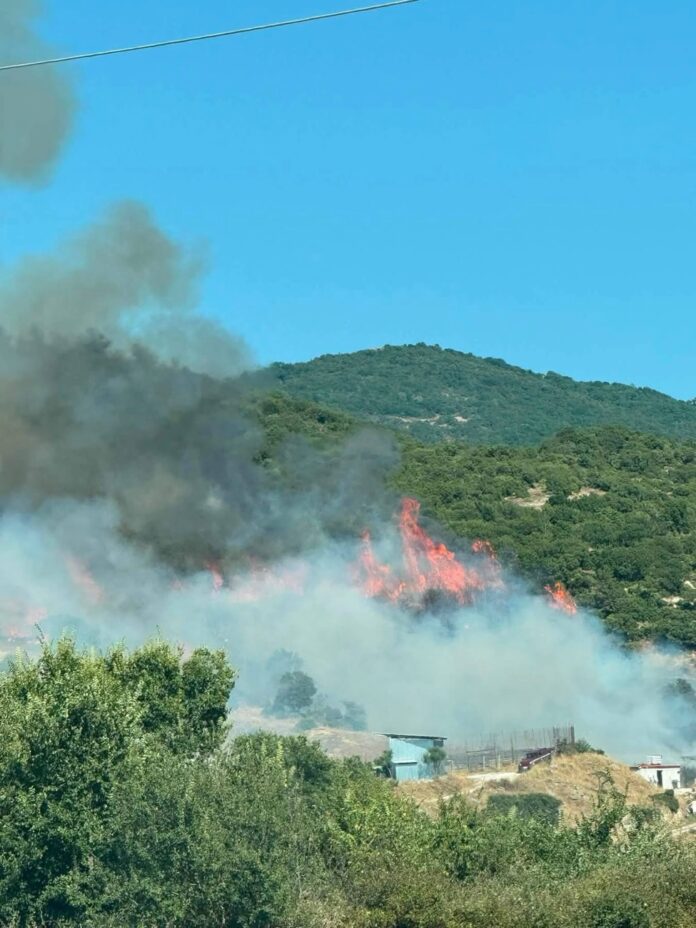 Φωτιά-στο-Κοκκινόχωμα-Επιχειρούν-και-εναέρια-μέσα Φωτιά-στο-Κοκκινόχωμα-Επιχειρούν-και-εναέρια-μέσα