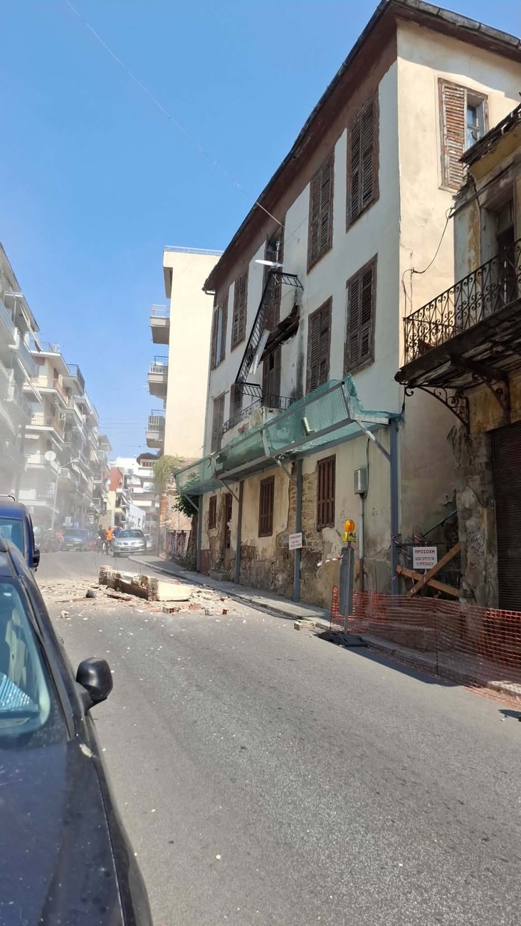 Κατέρρευσε-μπαλκόνι-στη-Γαλλικής-Δημοκρατίας-–-Από-θαύμα-δεν-υπήρξαν-τραυματισμοί