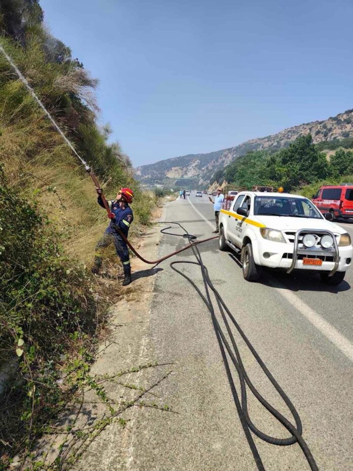 Υπό-έλεγχο-η-πυρκαγιά-από-φλεγόμενο-αυτοκίνητο-στα-Λουτρά-Ελευθερών Υπό-έλεγχο-η-πυρκαγιά-από-φλεγόμενο-αυτοκίνητο-στα-Λουτρά-Ελευθερών