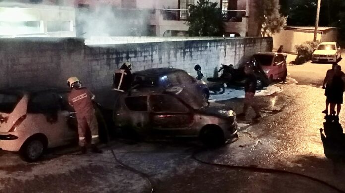 Φωτιά-σε-σταθμευμένα-οχήματα-στο-Περιγιάλι Φωτιά-σε-σταθμευμένα-οχήματα-στο-Περιγιάλι