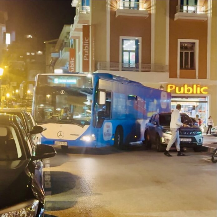 Αναστάτωση-στο-κέντρο-της-Καβάλας:-Λεωφορείο-ακινητοποιήθηκε-λόγω-παράνομα-σταθμευμένου-οχήματος Αναστάτωση-στο-κέντρο-της-Καβάλας:-Λεωφορείο-ακινητοποιήθηκε-λόγω-παράνομα-σταθμευμένου-οχήματος