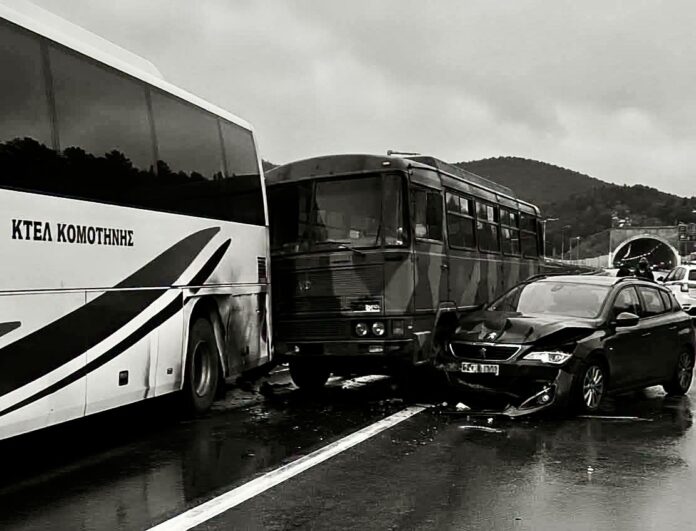 Τροχαίο-ατύχημα-με-την-εμπλοκή-δύο-λεωφορείων-και-ΙΧ-μεταξύ-Εξοχής-Μουσθένης