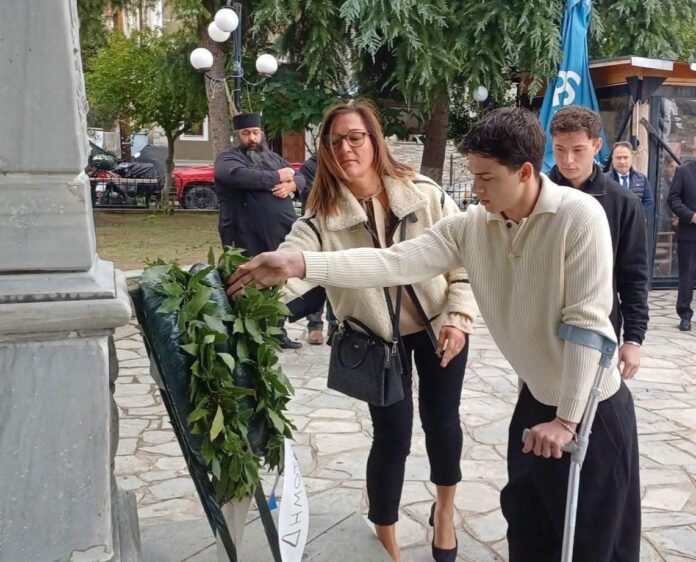 Στη-Μουσθένη-για-την-επέτειο-της-28ης-Οκτωβρίου-ο-Σταύρος-Φλώρος-–-Κατέθεσε-στεφάνι