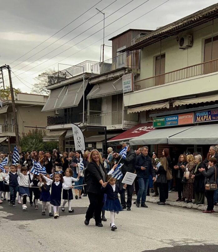 Με-συγκίνηση-και-περηφάνια-πραγματοποιήθηκε-η-παρέλαση-στον-Αμυγδαλεώνα