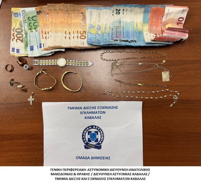 Εξιχνιάστηκαν-δύο-απάτες-στην-Καβάλα:-Πέντε-συλλήψεις-μελών-συμμορίας,-βρέθηκαν-χρήματα-και-χρυσαφικά Εξιχνιάστηκαν-δύο-απάτες-στην-Καβάλα:-Πέντε-συλλήψεις-μελών-συμμορίας,-βρέθηκαν-χρήματα-και-χρυσαφικά